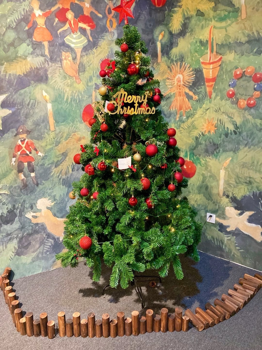 岐岐提前给我寄🎄明信片啦！给你看我今年看到的第一棵完整的🎄虽然忘了挂祝福了！