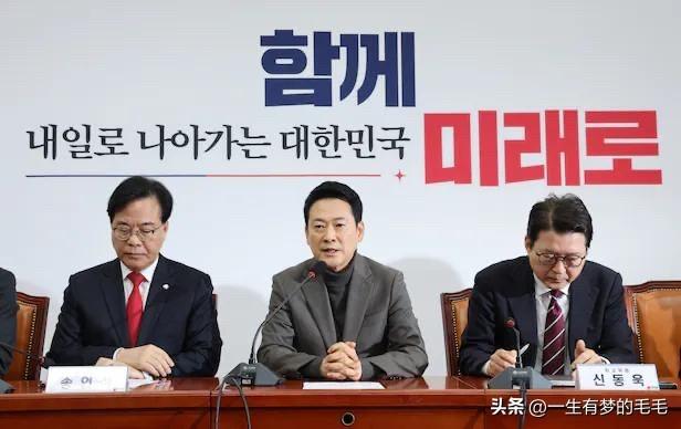 韩国最大在野党国民力量党正陷入全面孤立与瘫痪困境。党首张东赫一味固守强硬支持者路