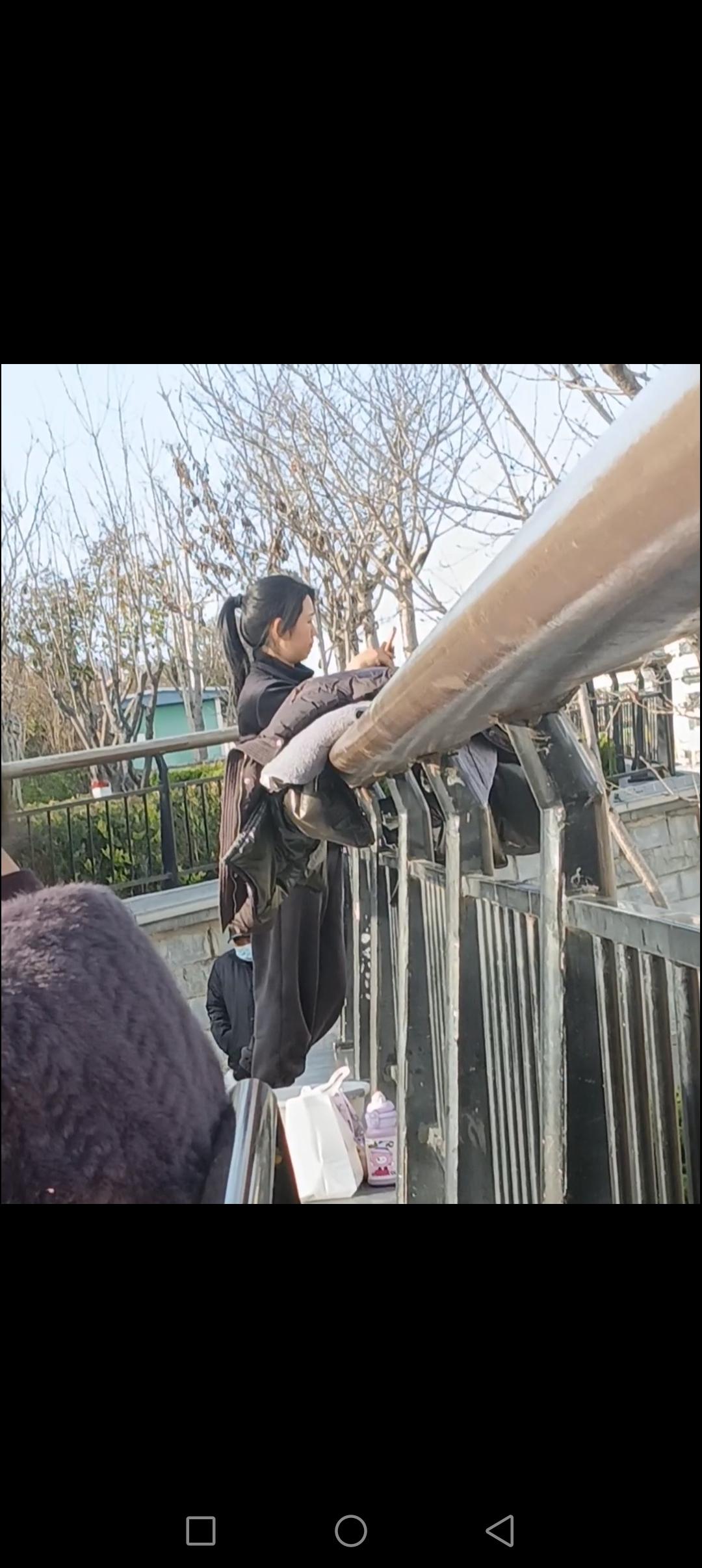 刚看手机，不忘阅览世界大事。
你说，我一介草民那么关心国家大事图什么呢？
最近，