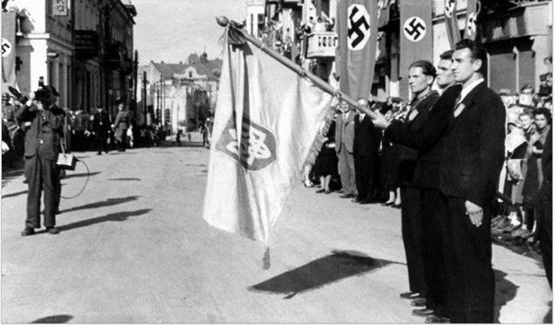 据X博主发布的老照片：1943年，德罗霍贝奇（今乌克兰利沃夫州下辖城市），党卫军