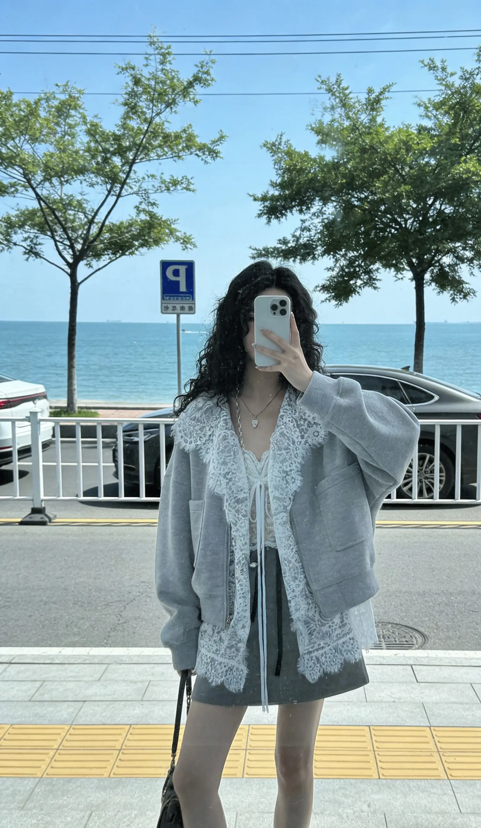 承认自己的平淡，接受普通人的生活，历练自己，努力生活，活成普通而不平凡的样子。