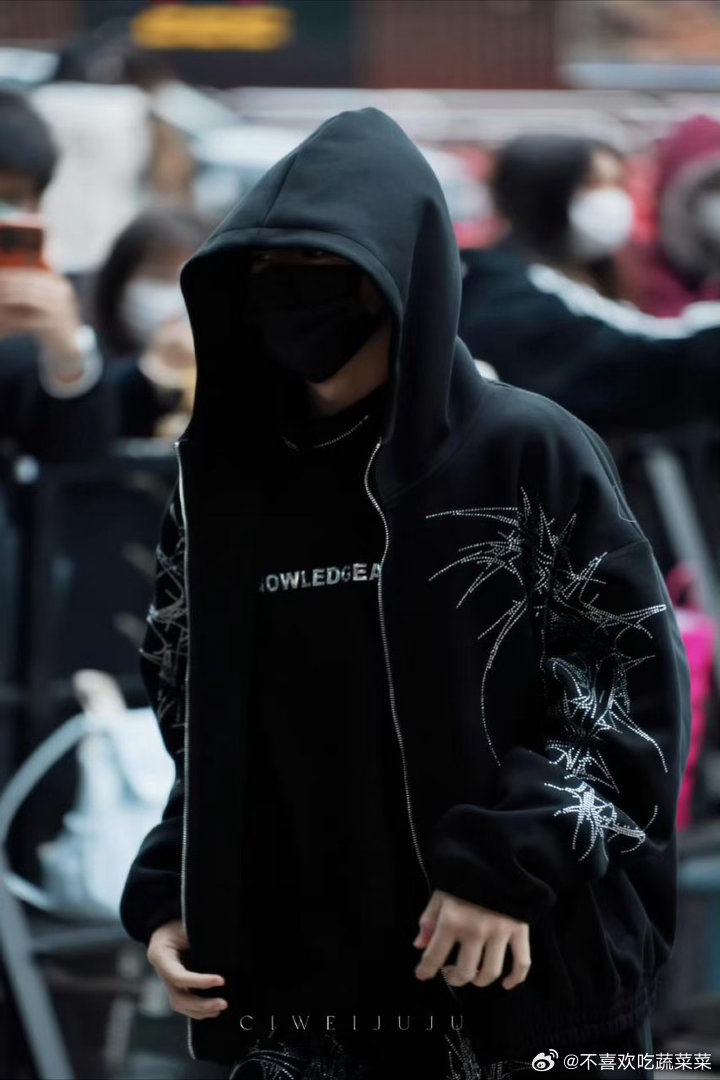 tg张奕然今日上班纯黑套装 