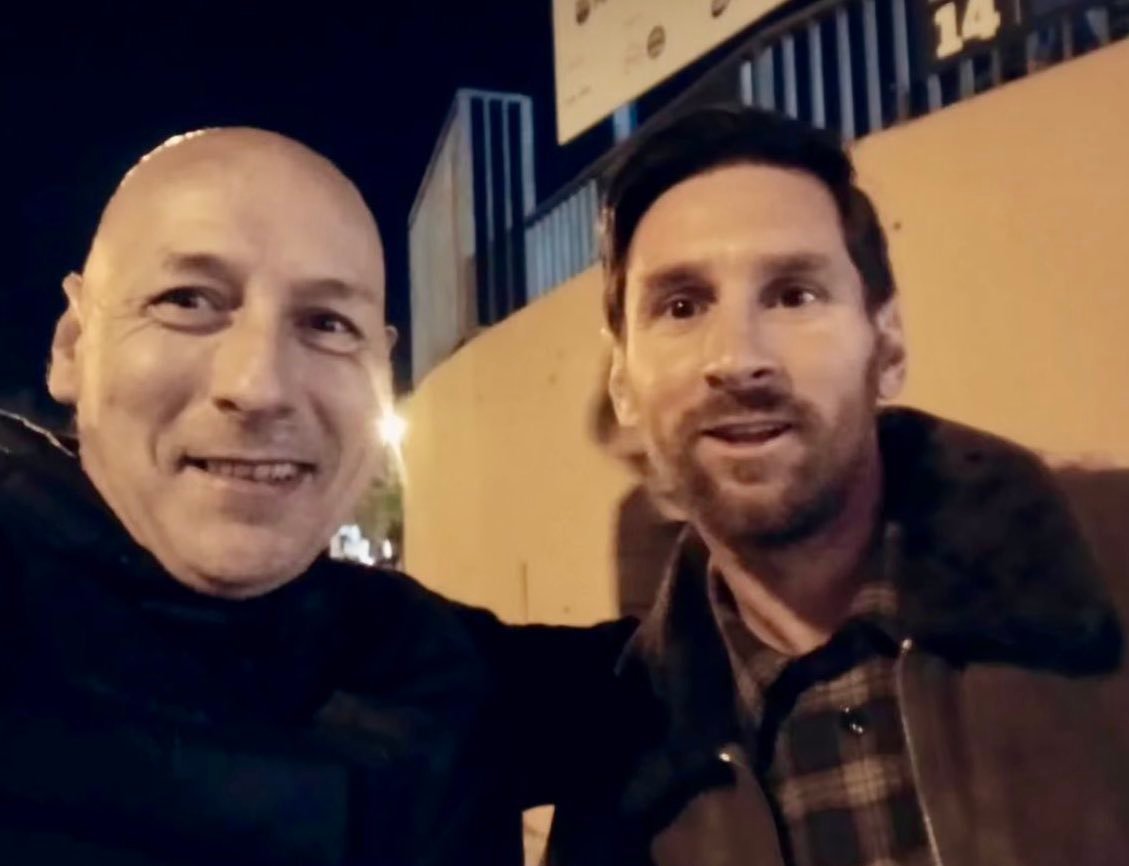 昨天在诺坎普球场附近偶遇到梅西的球迷晒出合影！梅西梅西[超话] ​​​​