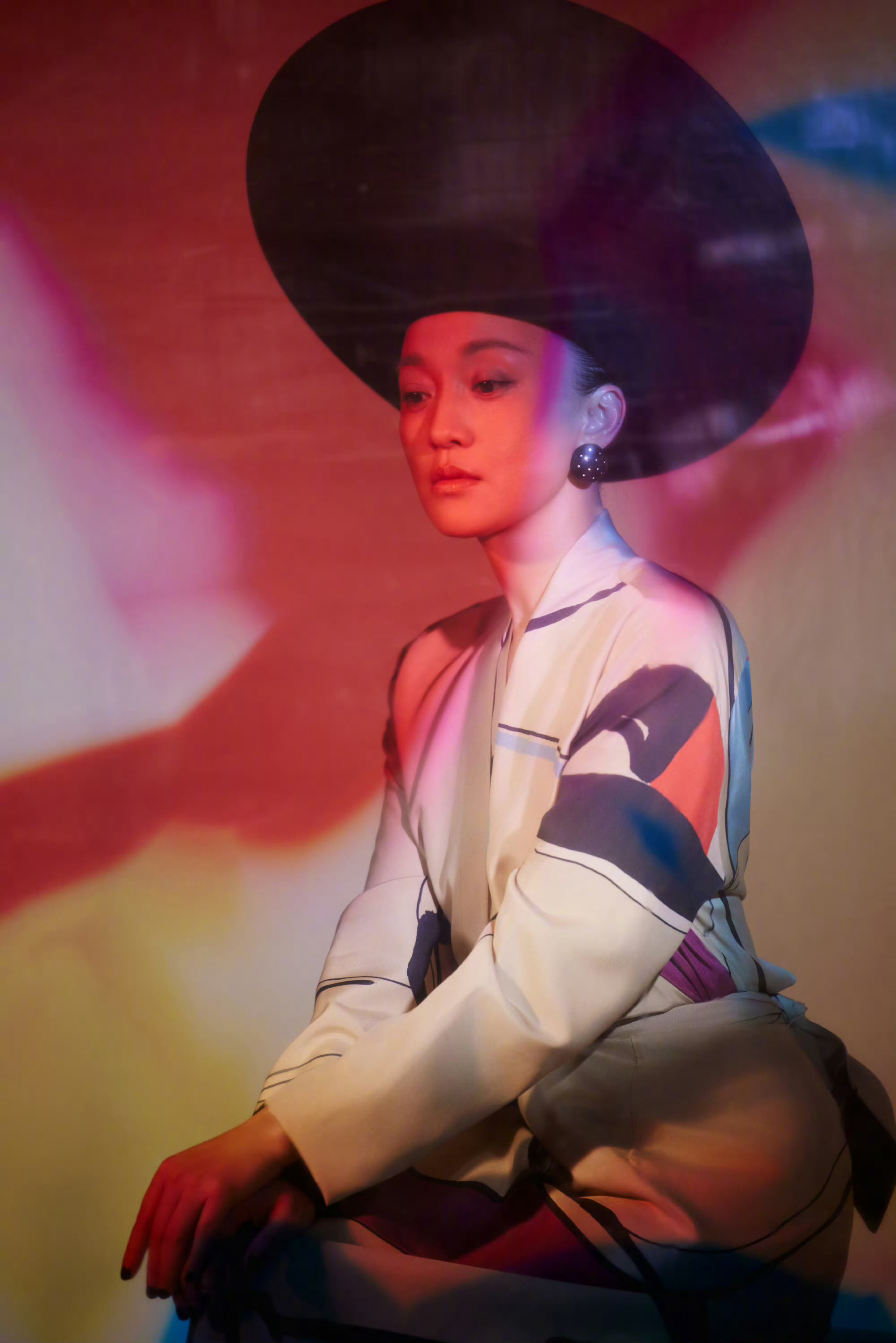 周迅金色长发既有千禧年的复古美感，又有现代潮流的时尚感周迅真是什么风格都能拿捏