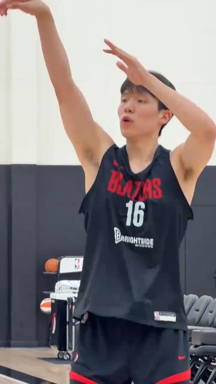 这杨瀚森明明是个传球大师，组织中锋，可是在国家队，为什么偏偏要让他这么灵活的中锋