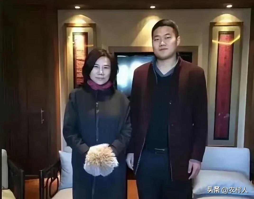 董明珠就是个伟大的母亲，为了自己的孩子健康的成长。一直单身了39年，至今未婚。
