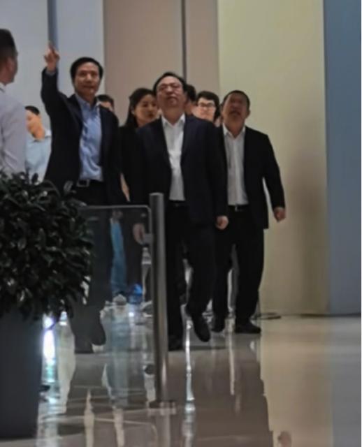 雷军带王传福参观小米工厂！多名网友在社交平台发视频称，偶遇小米雷军和比亚迪王传福