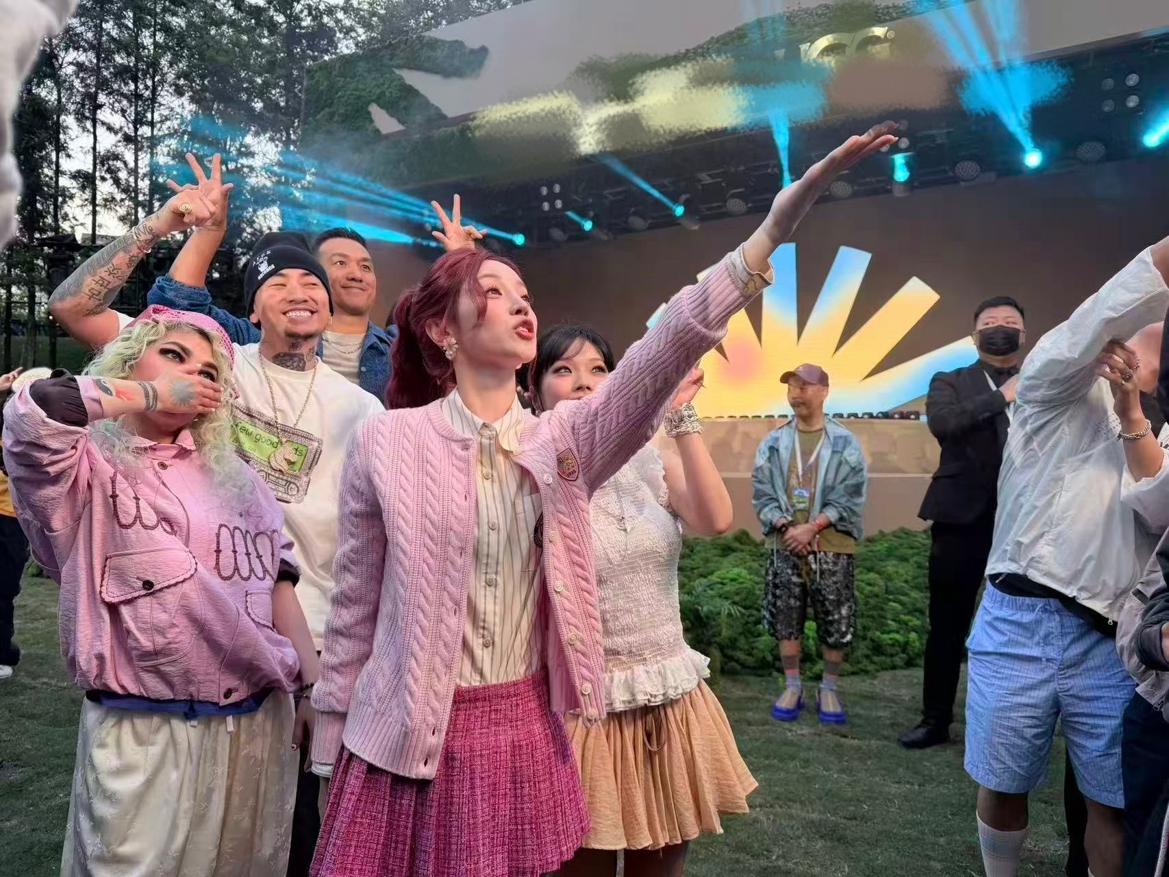 宋雨琦苏翊鸣马思唯合影谁懂啊！这阵容也太齐全了吧🥹 宋雨琦、苏翊鸣、马思唯、万