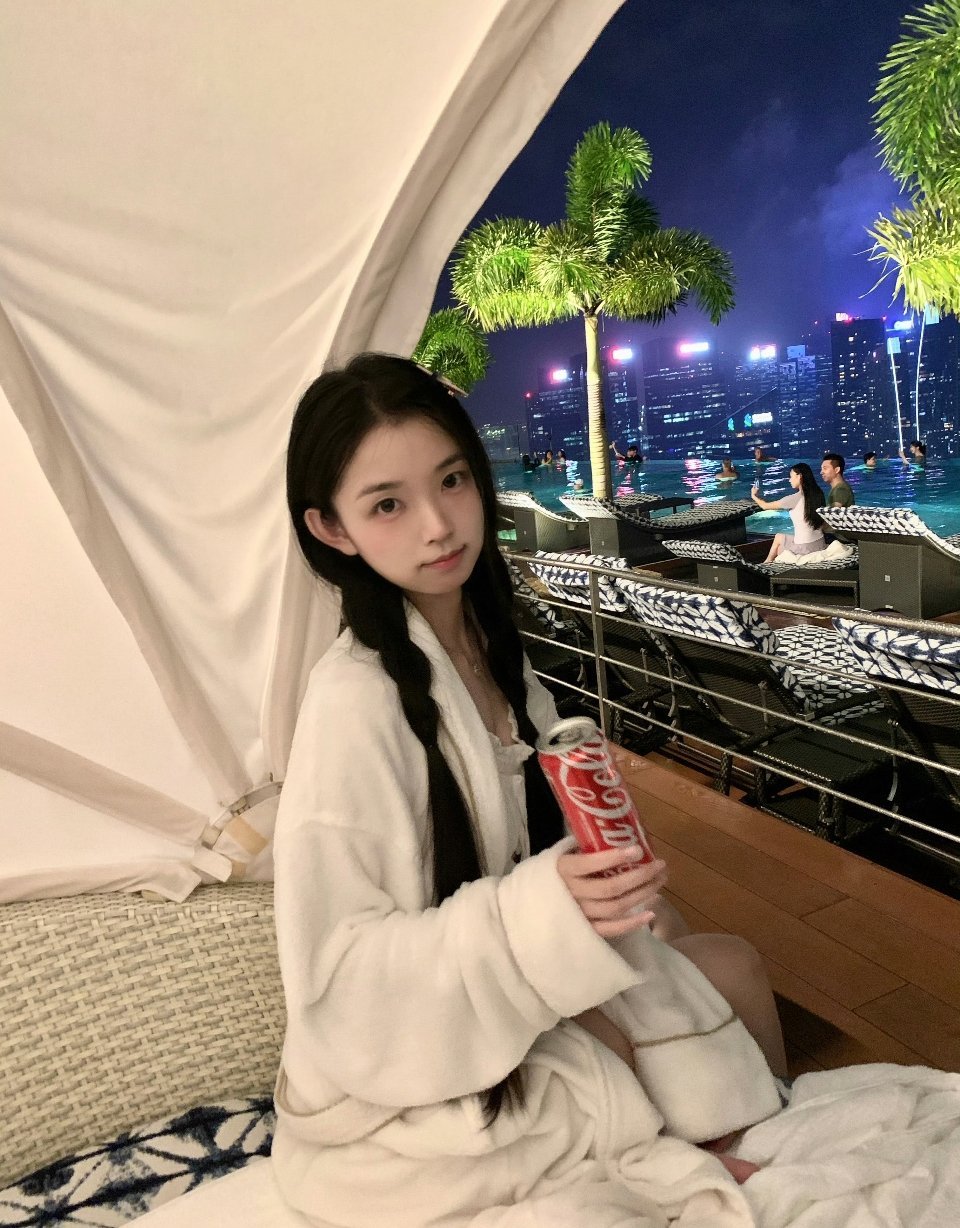 思慕社字母 雨季来的时候，镜子上会起雾。我在雾气上画了一个笑脸，又画了一个笑脸。