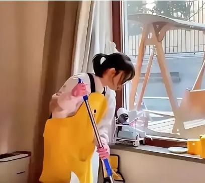 四川广元，保姆趁雇主一家人不在家时叫男友来住两天，可雇主妹妹突然上门时，男友却因