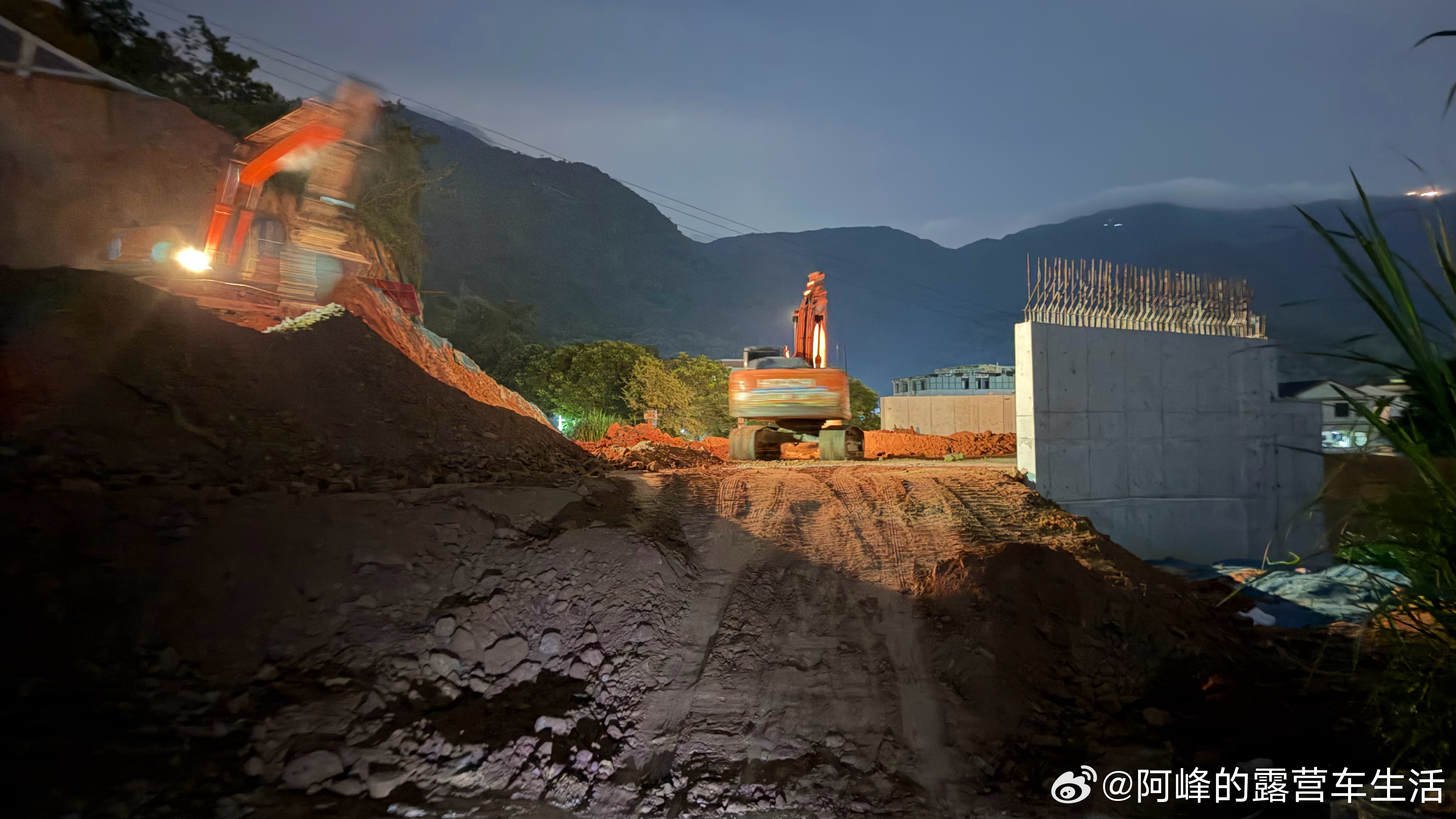原本是个平路，这一下变成了一个上下坡听说还不给硬化，路变得是雪上加霜了！  ​​