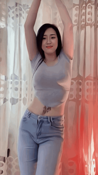 腰功真好，
柔软的好似没有脊椎！
我试了好几次，
累得腰间盘都突出了，
结果还是