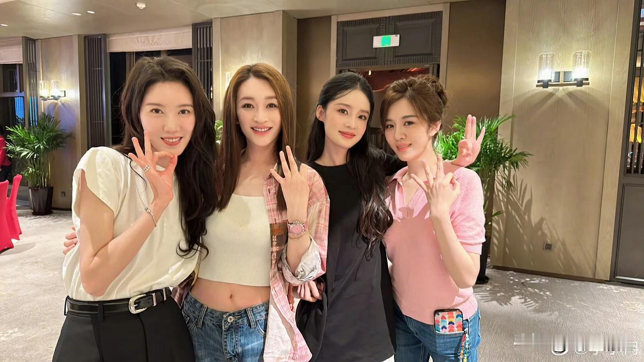 庆余年四美，虽然穿着普通，奈何抵不住颜值高，一眼看过去最出众的还要数李小冉，虽然