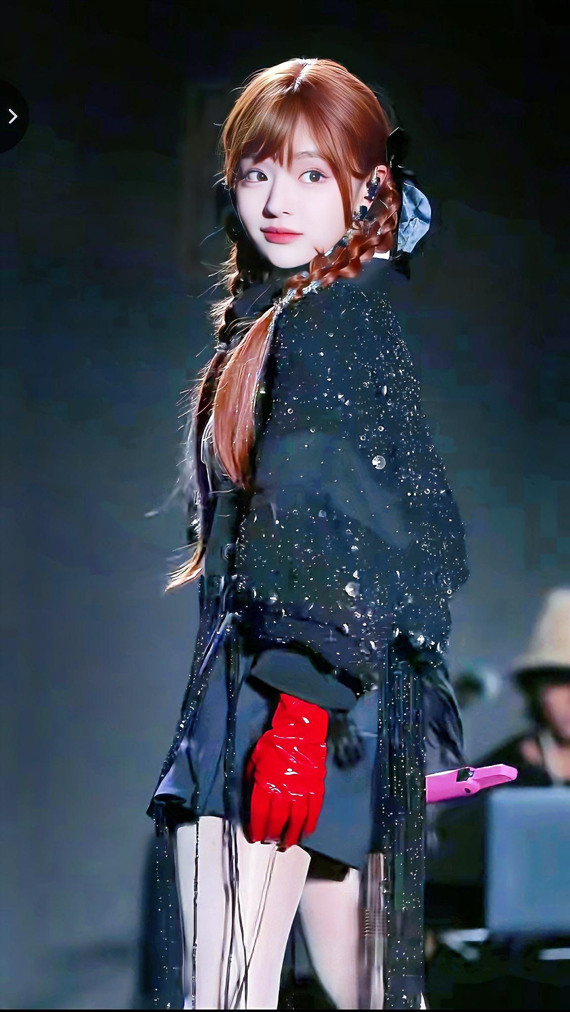 舞台上的黄霄云，红手套与黑色亮片外套的完美搭配，回眸一望，惊艳全场！