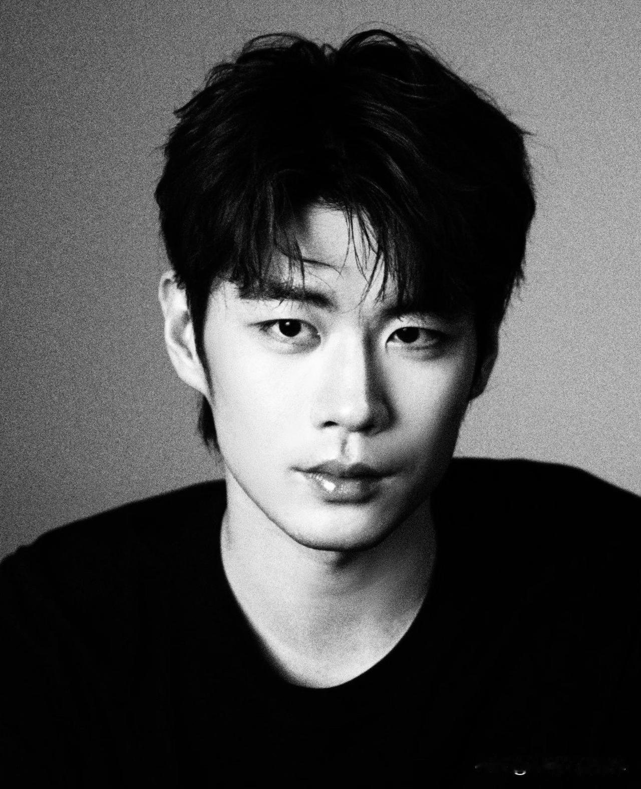 何昶希苏逸阳多次拥抱引热议 同性友谊的分寸感不该被过度解读
 
2026年1月1