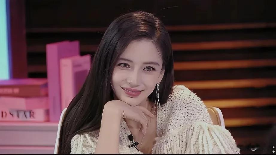 杨颖笑靥如花，元气满满！