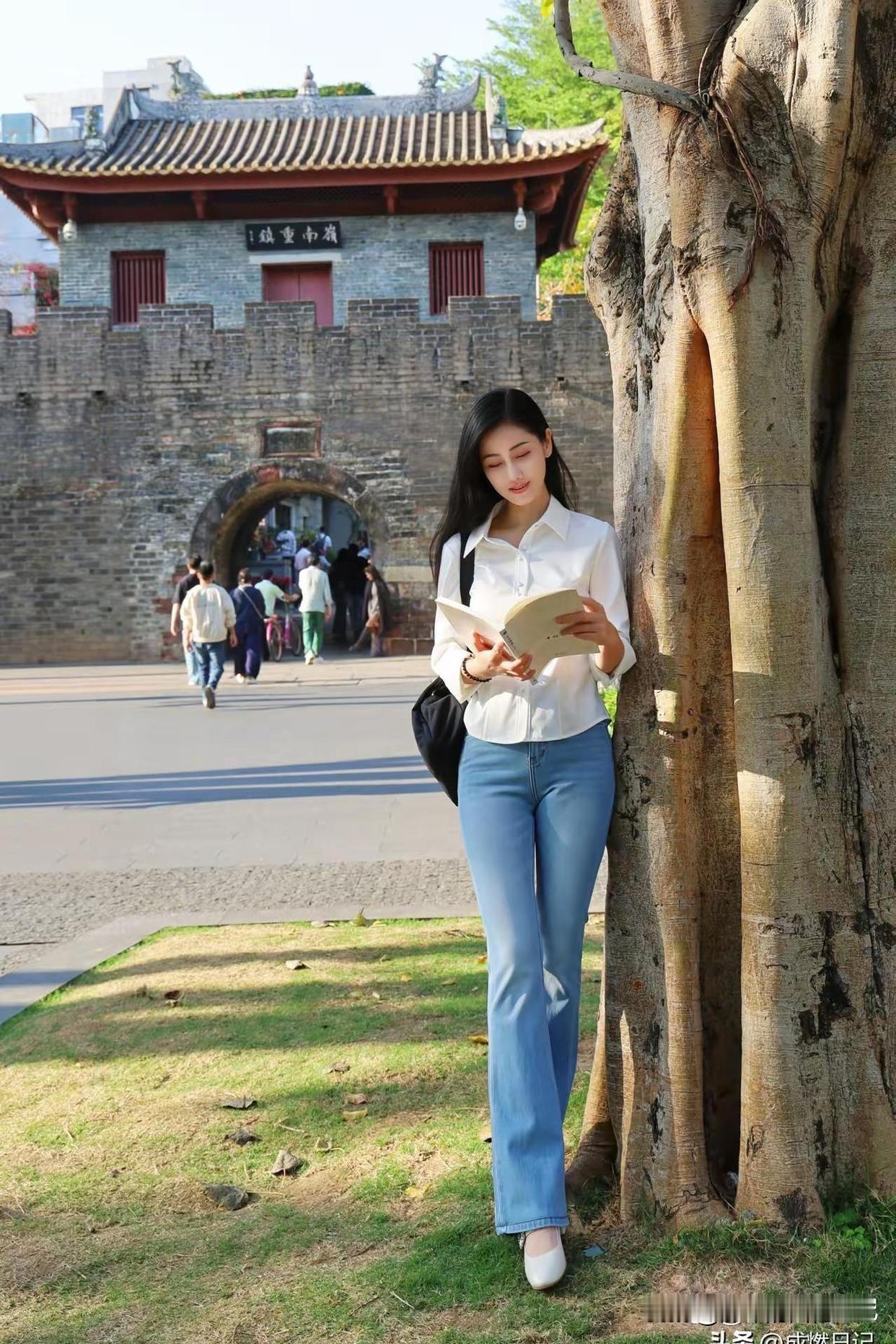 在古城墙下享受悠闲时光，沉浸书香，是一种独特的体验。在北京明城墙遗址公园，3月举