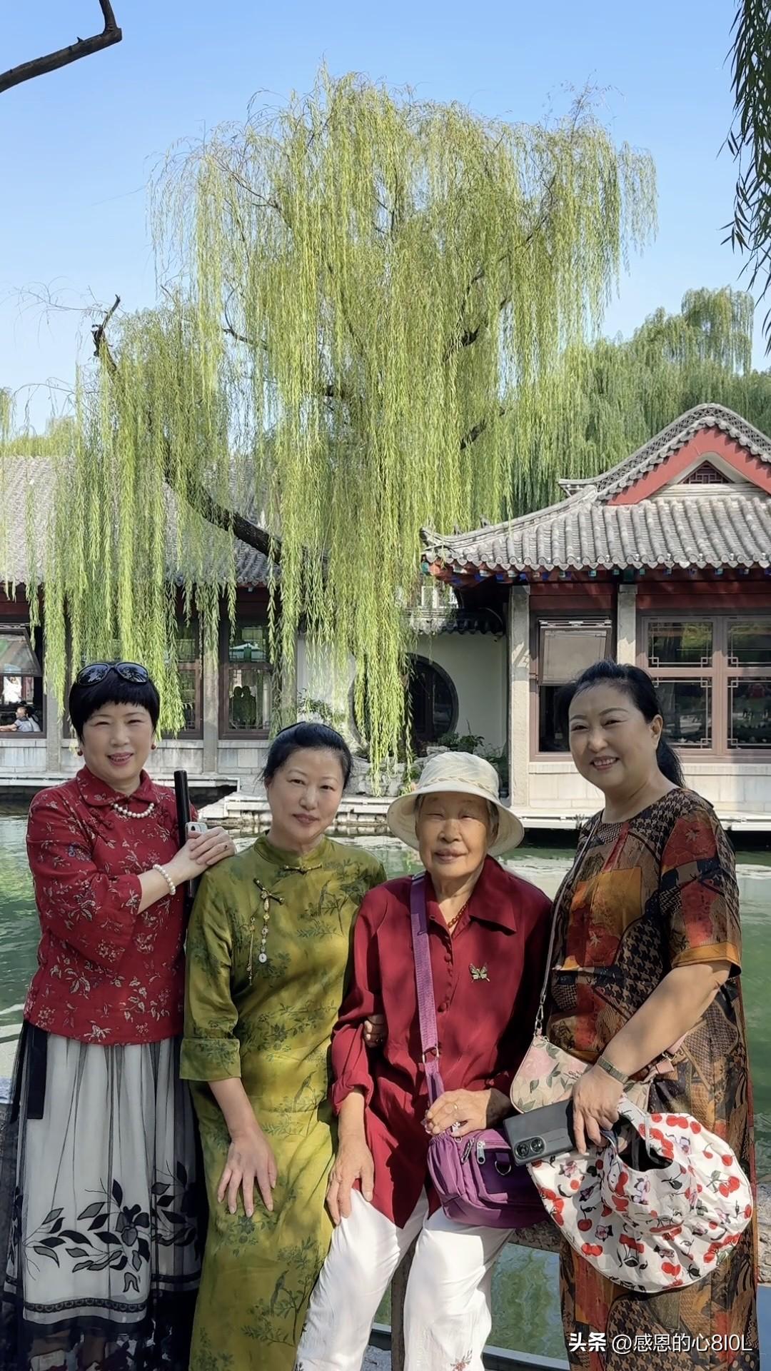 去年国庆节，我带着86岁妈妈和姐姐妹妹一起回了一趟山东老家，看望了20多年没去的