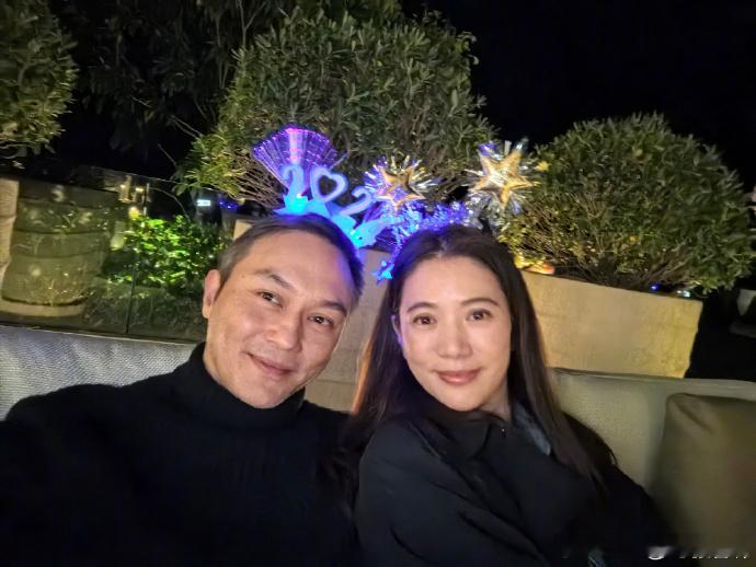 张智霖，自拍显老态，活动时一化妆，瞬间年轻20岁，这“老妖精”的颜值变化，真是让