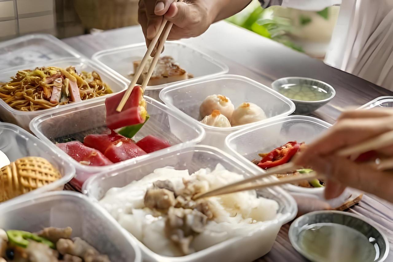 昨儿个点外卖踩坑了，红烧肉软趴趴的，一股塑料味！老铁们，你们是不是也常碰到这种‘