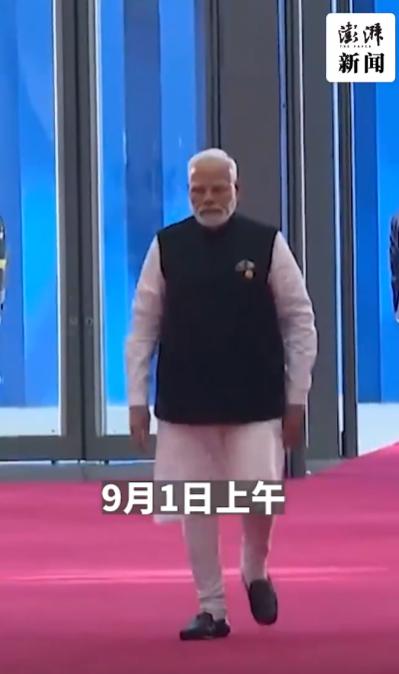 [微风]在天津的峰会现场，印度总理莫迪和俄罗斯总统普京热情相拥，手拉手聊得火热，