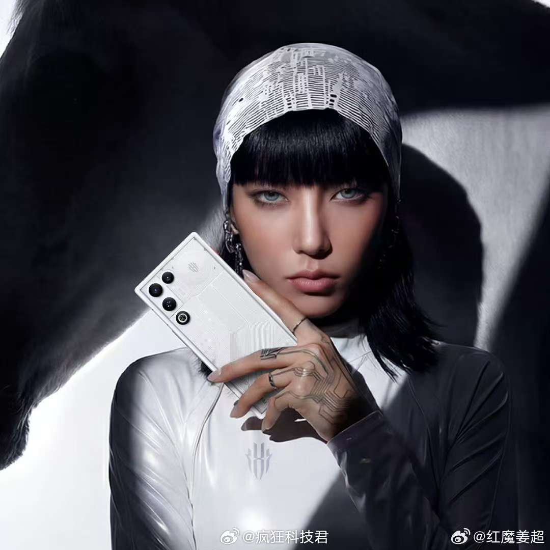 红魔这设计真的有点东西，直接吐槽行业设计跟风的问题，还反手就把自家透明美学玩到极