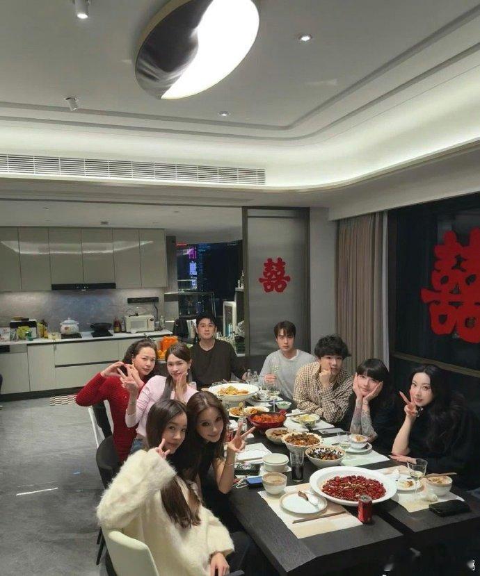 Angelababy参加上海网红聚会 明星大多都有网红朋友，很正常的了 。不少明