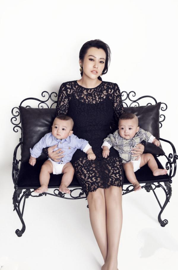 一次，主持人问郝蕾:“你家双胞胎长得这么像，你是怎么辨认他们两个的？”郝蕾说:“