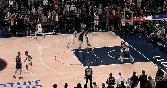 #开拓者vs快船# 哈登这最后一球发的…直接被艾顿抢断[允悲]#nba# ​​​