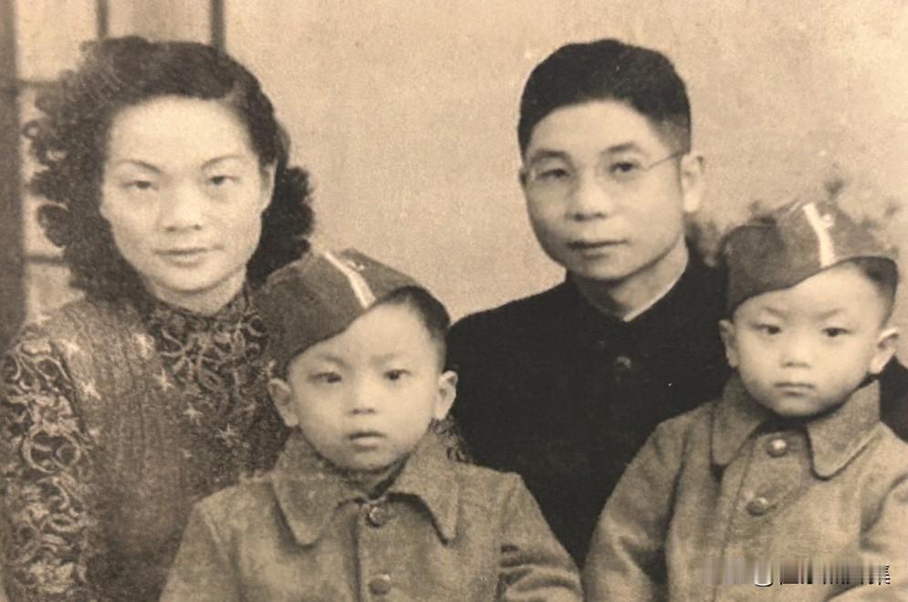 1947年冬，蒋经国与章亚若的双胞胎儿子章（蒋）孝严、章（蒋）孝慈与外婆的亲友于