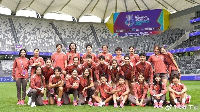 王霜晒中国女足合影照 中国女足亚洲杯首战在即，王霜社交平台晒出全队合影。 