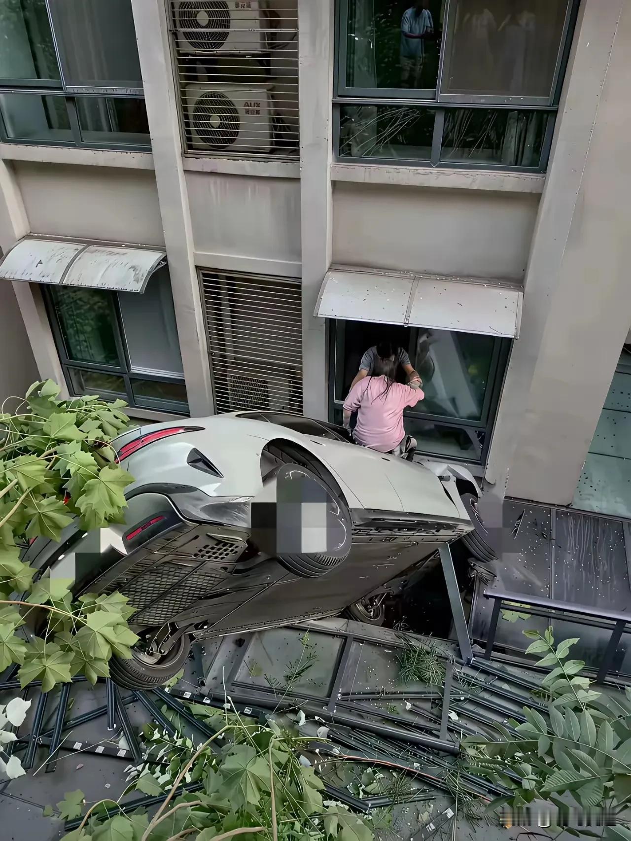 全地形新能源豪车车，没有它到不了的地方，无论你家在哪里，他都能带你回家，还有亲人