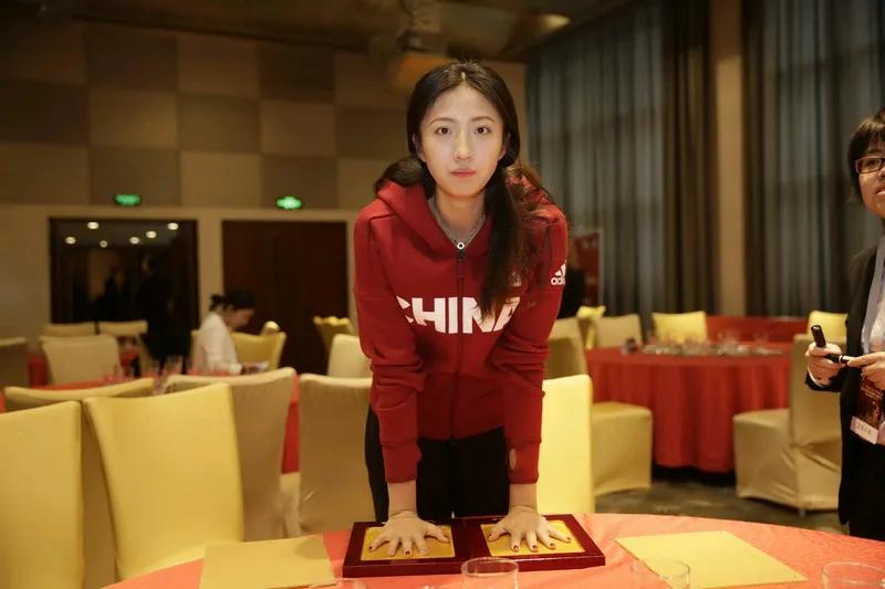 姑娘芳龄二十九，
博士毕业没男友。
事业有成心向爱，
祈盼富帅上门求。