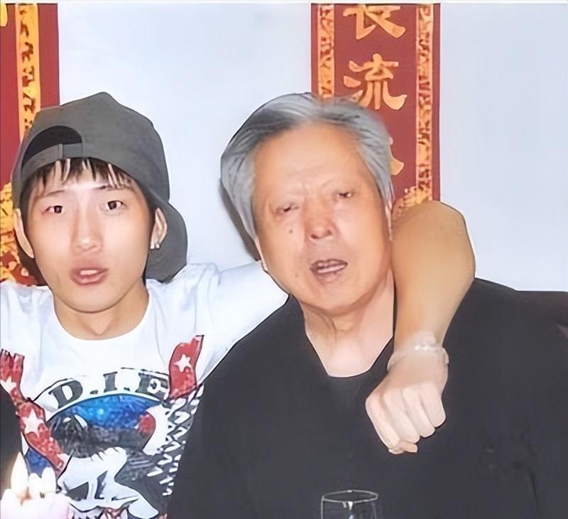 2017年，井柏然在奶奶的葬礼上，见到了出生28天就把他抛弃的父母，他们低声下气