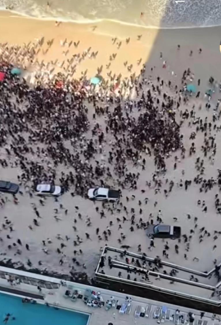 枪声大作！人群四散奔逃！网传美国代托纳海滩发生枪击事件。从网传视频中可见，一海滩