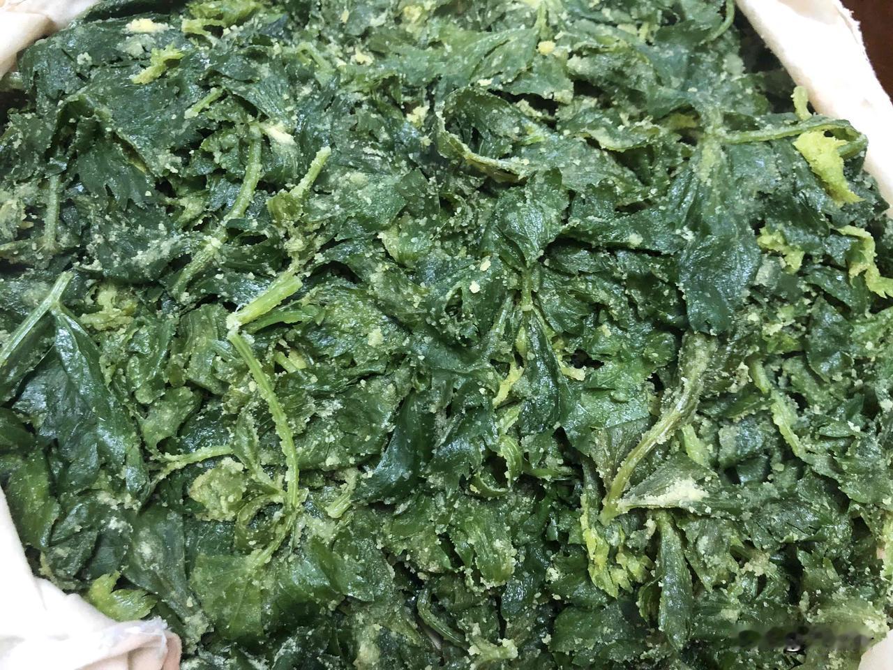 用芹菜叶做蒸菜，好吃又健康。

芹菜叶洗净控水，加入适量食用油，搅拌均匀即可。