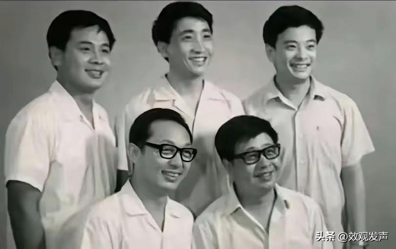 相声界的辈分挺有意思的。
前排戴眼镜的
这两位属第六代“文字辈”，
他们在相声舞