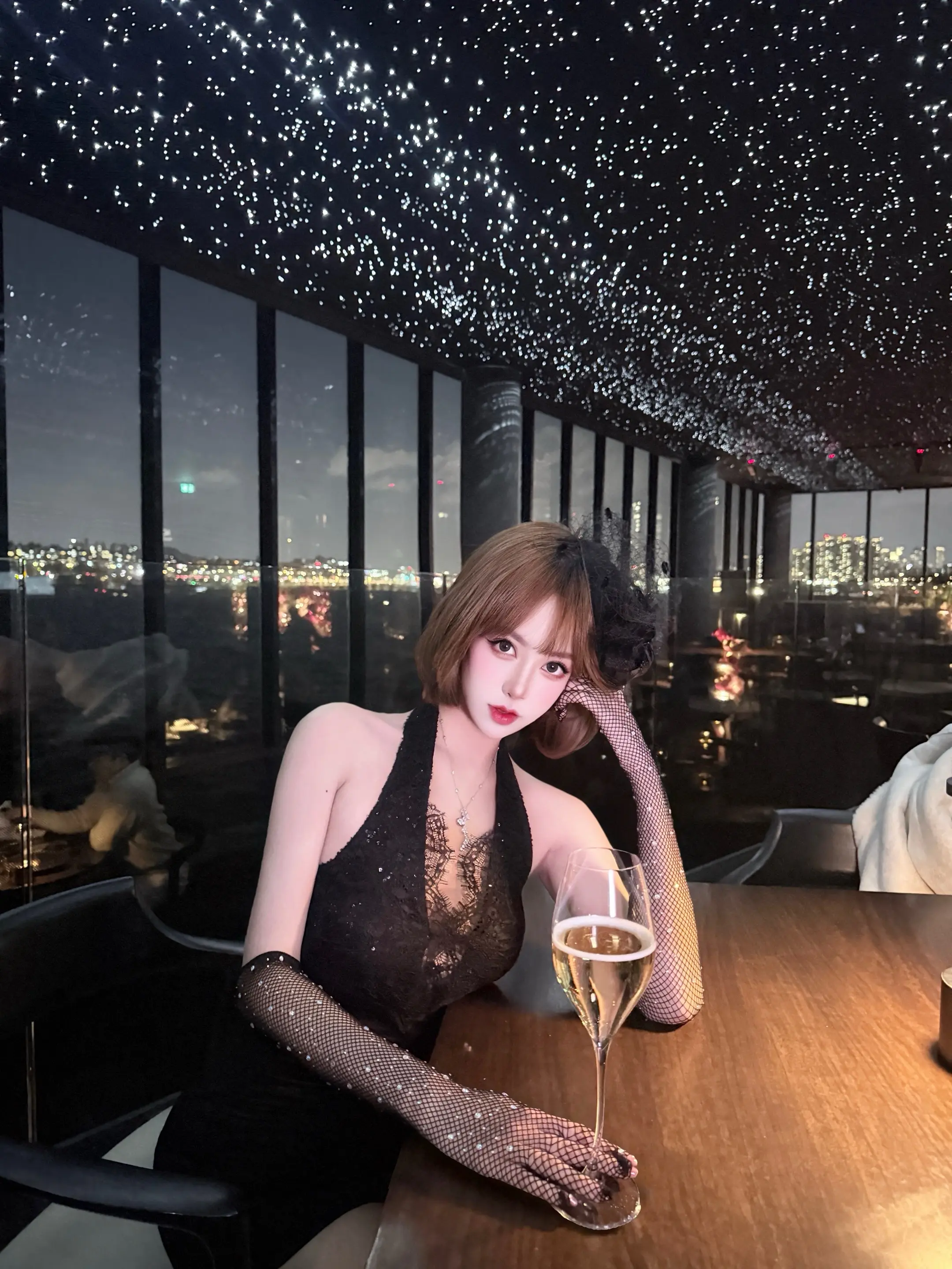 陪我小酌一杯。