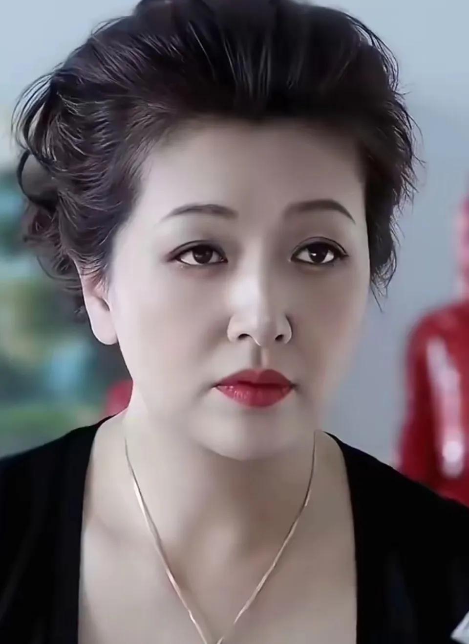 她妩媚动人，温文尔雅，大气漂亮，一脸福相！真正的富态美女！越老越有韵味！不愧是人