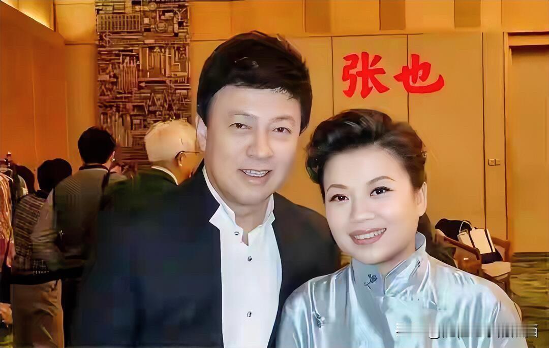 这个角度的抓拍，把张也拍的好美啊，气质不输宋祖英。她的外形也很不错，长相温柔，看