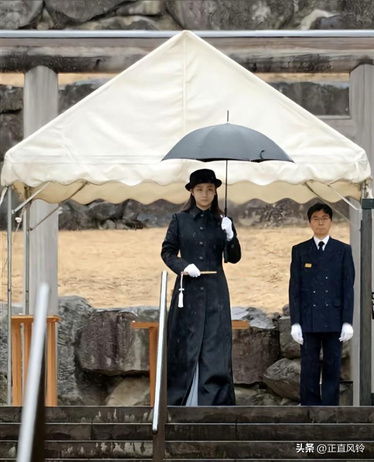 出身高于一切！他们参考英国的，君主立宪制，知名的都是有背景的，这个背景很重要
都