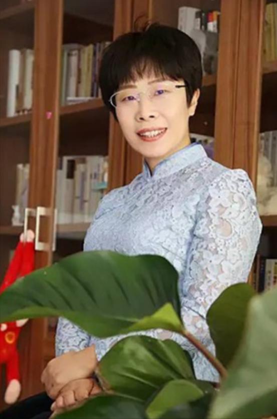 北大才女蒙曼50岁至今未婚，朱迅问她：“你最想嫁给谁？”谁承想，她脱口而出说的一