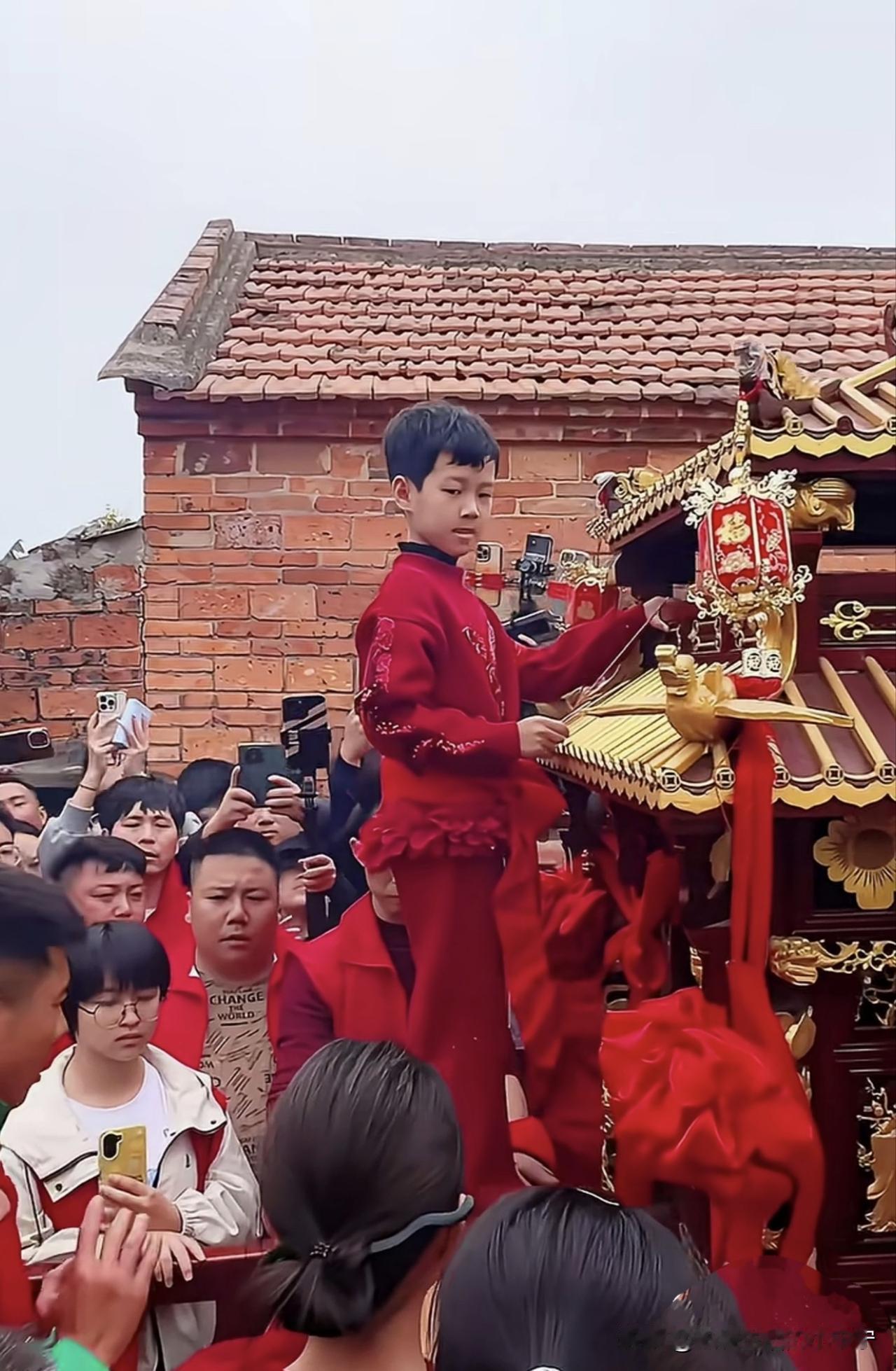 从男孩的眼神、表情、动作上来观察，他没有当乩童的资质和天赋。现在硬生生把他放到神
