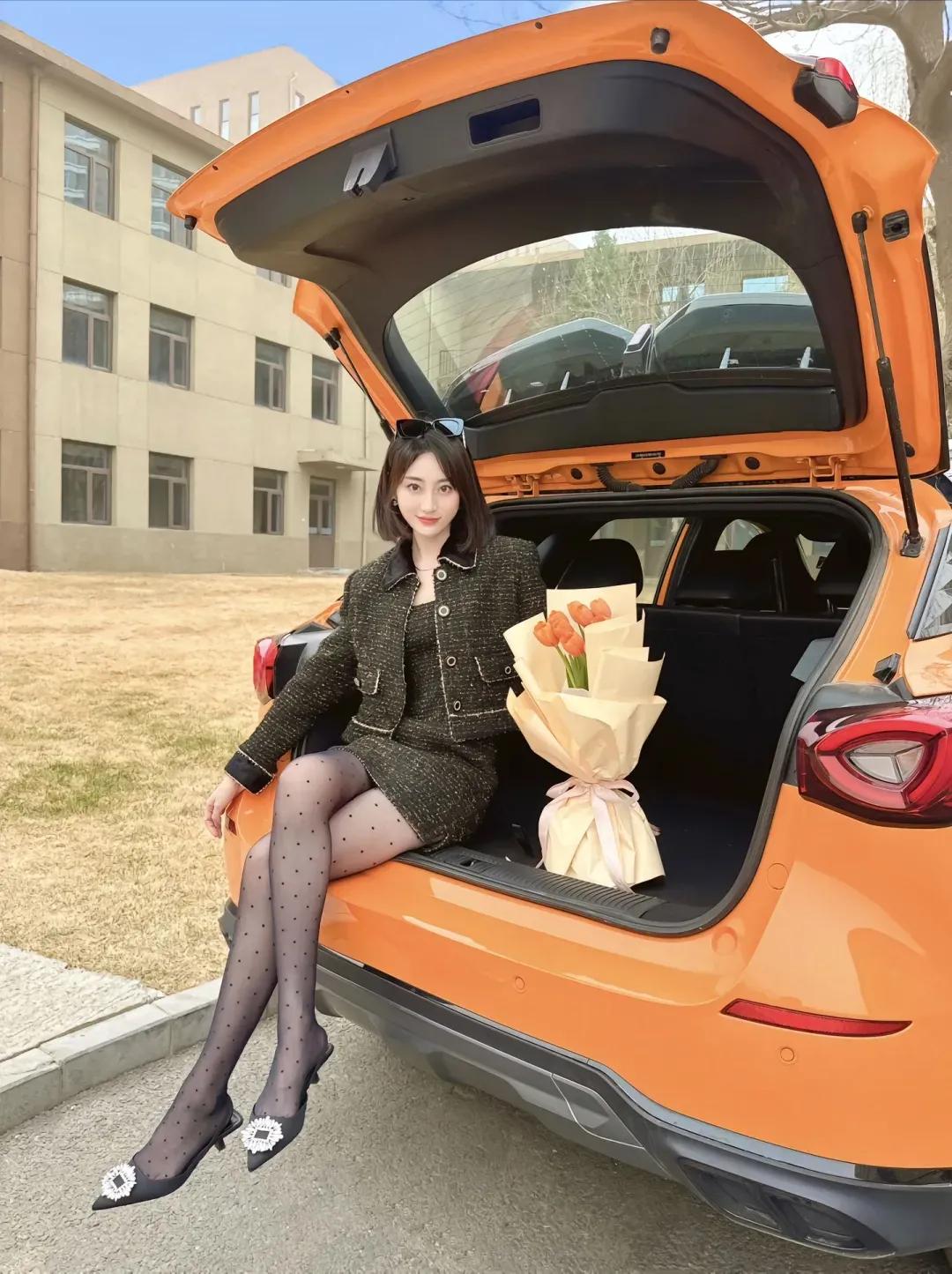 时尚穿搭写真，美不胜收！#分享迷人的佳丽# #分享时尚美照# #车模美女颜值高#
