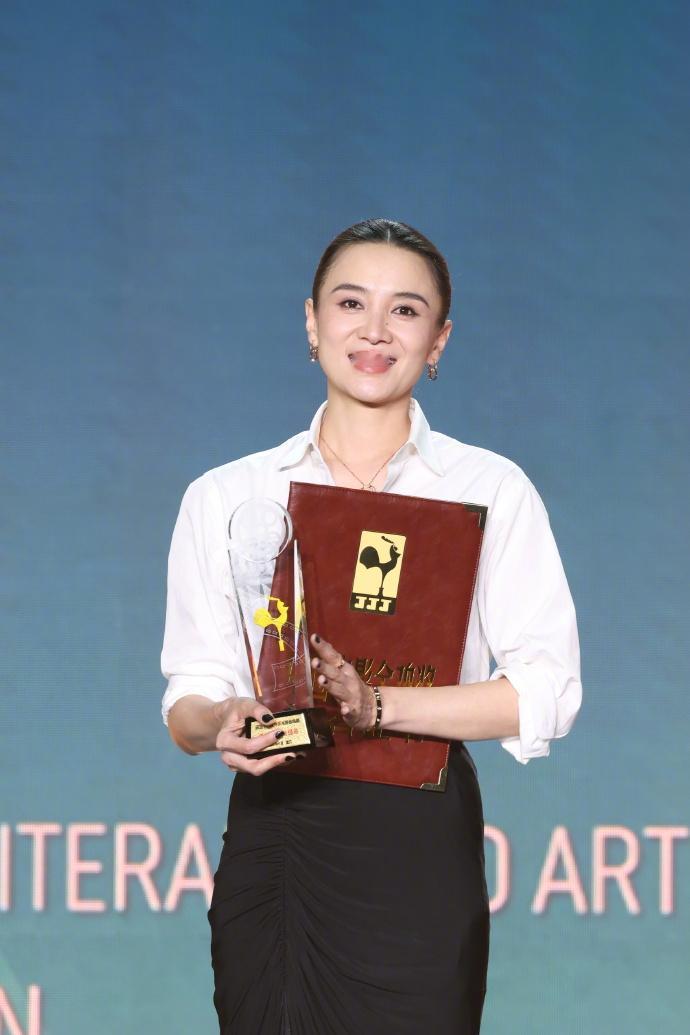 最近宋佳在厦门出席活动，她这次搭配的很标致，看起来大方又美丽。

宋佳上身穿白色