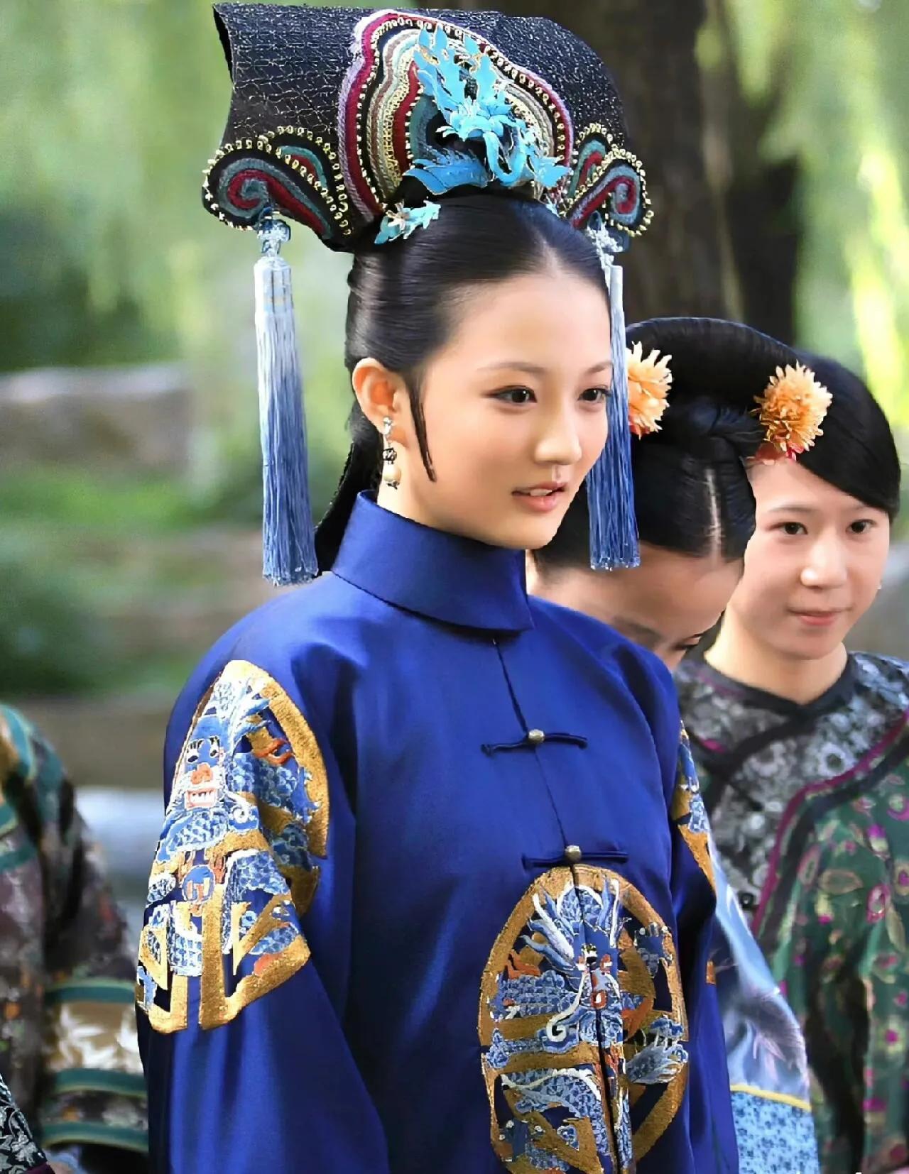 重温《甄嬛传》，谁没被16岁徐璐演的玉娆惊艳过？小姑娘穿着那身石青色福晋吉服，顶