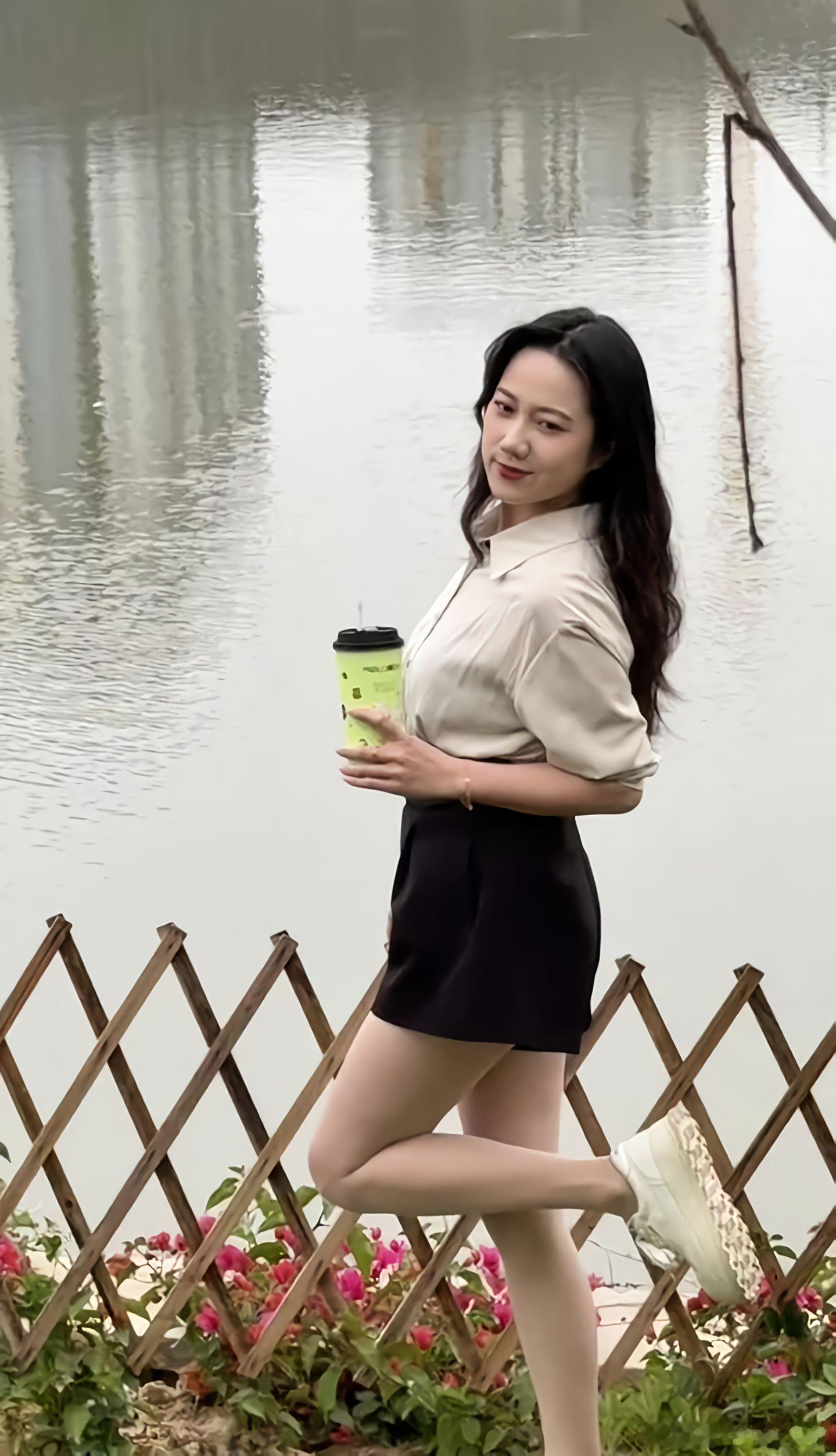 轻熟女神范儿 要对生活比个yeah美女绘梦长廊