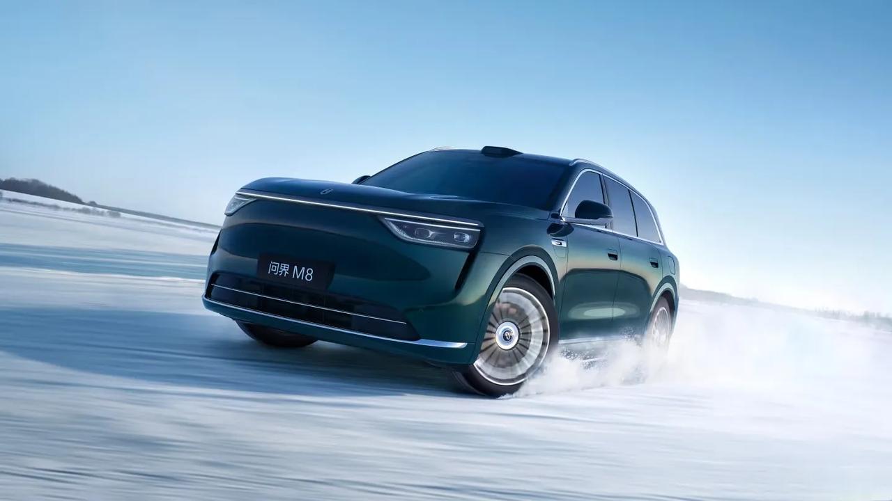 在第三届链博会上，问界汽车以	“中国智造”的标杆形象，通过研发、服务、产业链重构