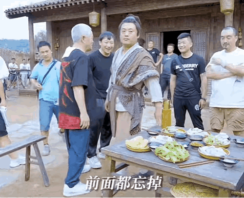 这一个动作就能看出来，徒弟比师傅还是差多了。
同样的动作，老赵做的很自然，大牛做