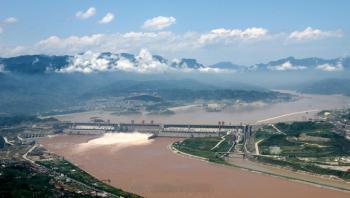 【三峡大坝】位于湖北省宜昌市境内的三斗坪，距下游葛洲坝水利枢纽工程38公里；是目